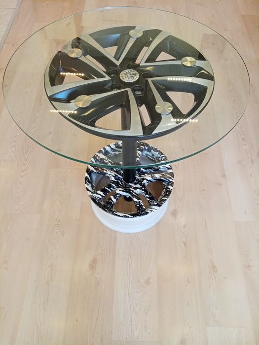 Елегантна стъклена маса