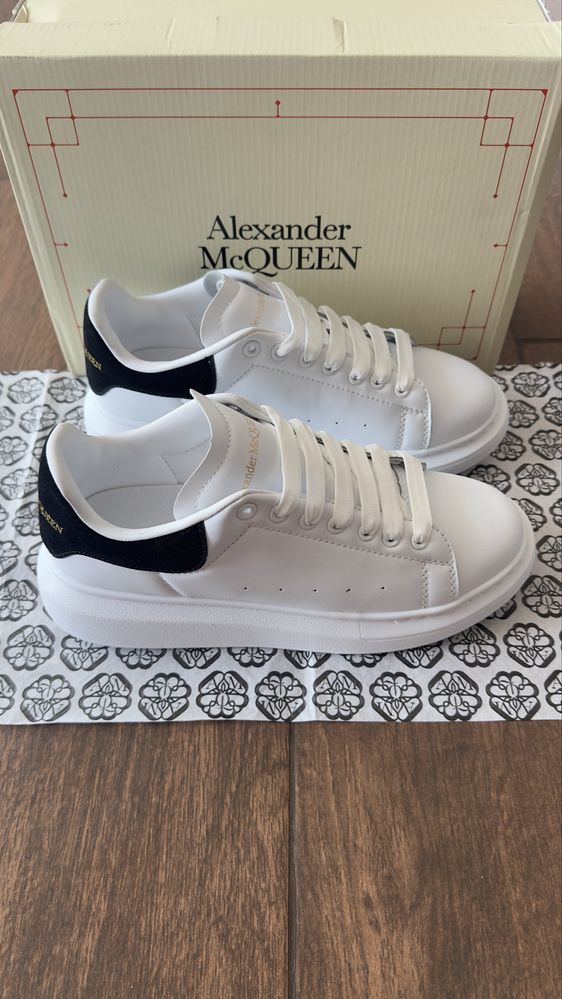 Alexander McQueen кецове