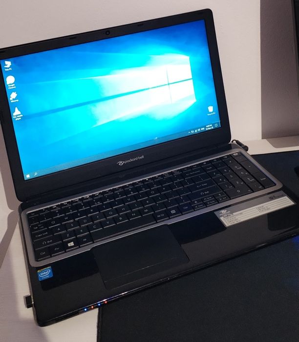 Vând leptop pharbell