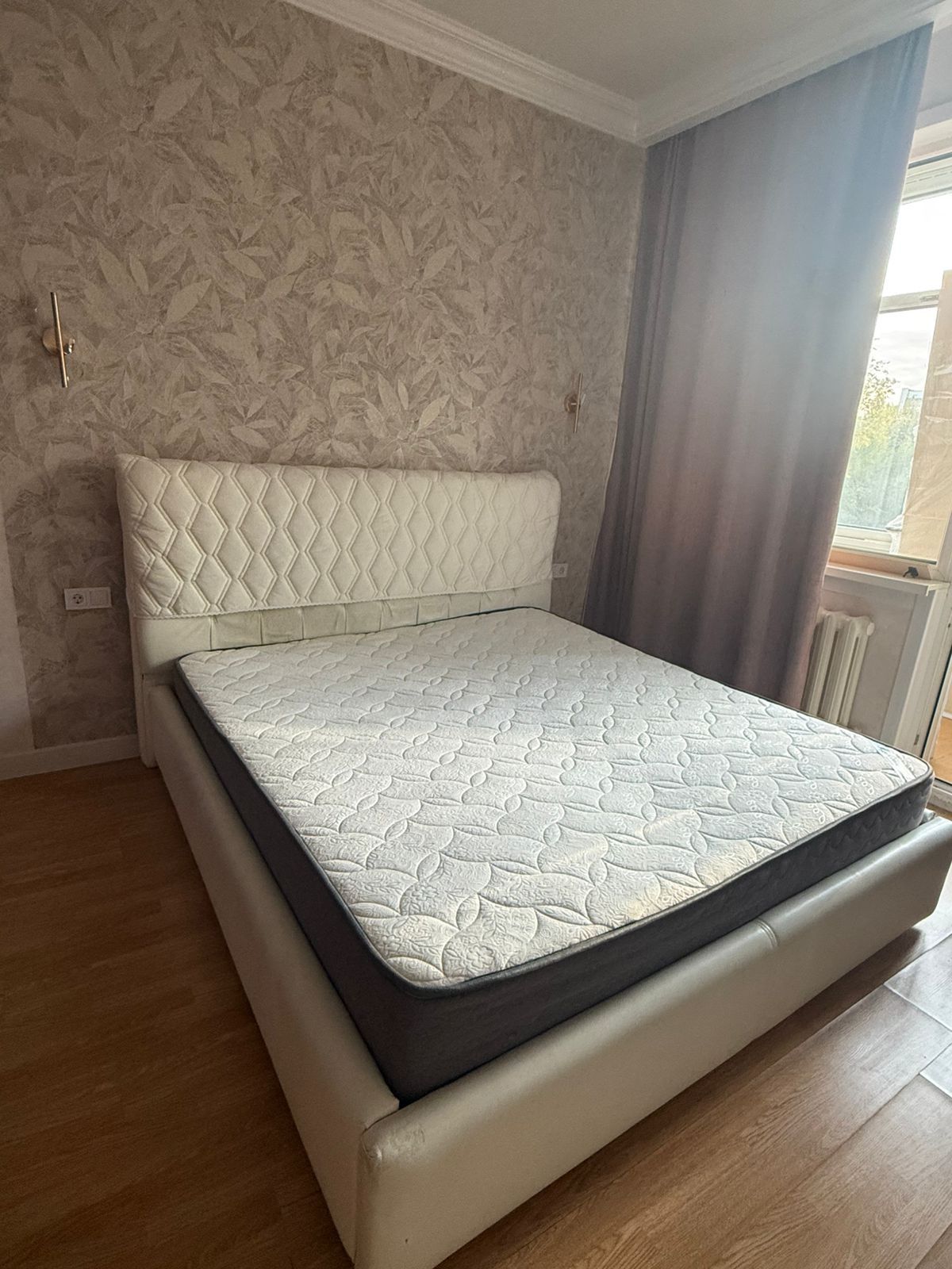 Продается кровать с матрацем
