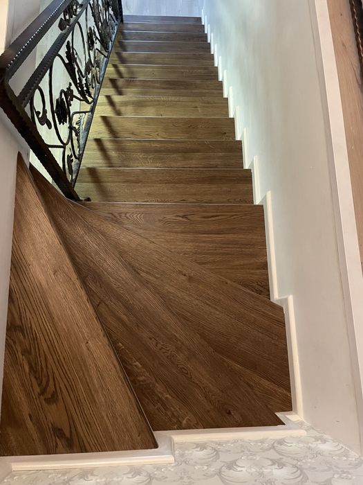 Scari de interior din lemn masiv ( stejar ) si usi interior la comanda