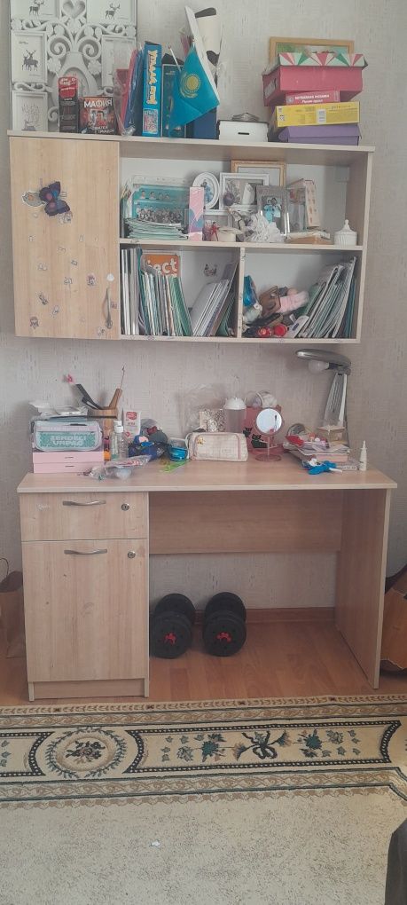 Стол, настенная полка