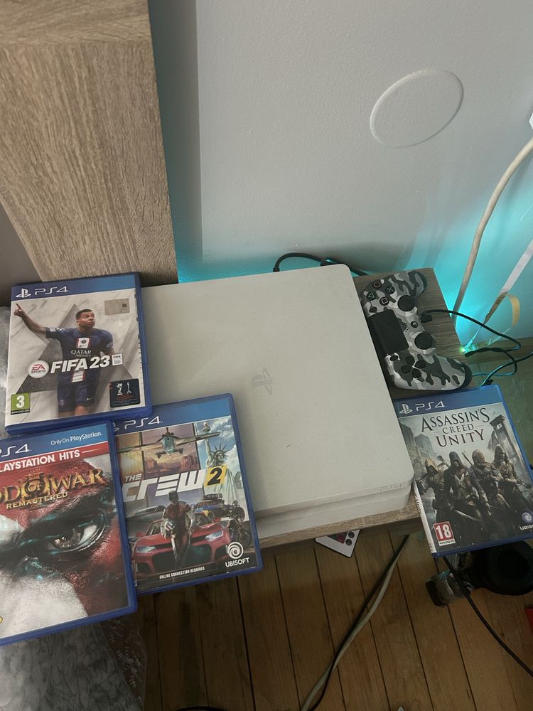 Playstation 4 slim с 4 игри ps4