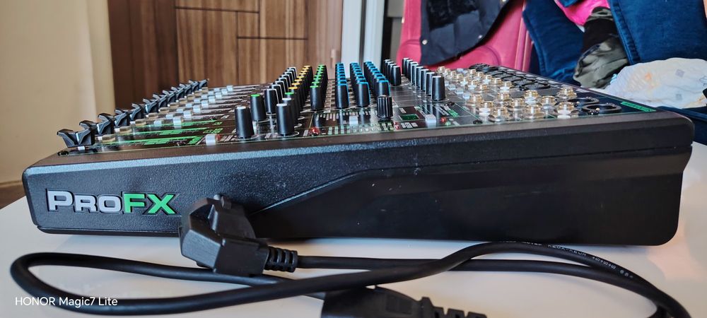 Продавам миксер Mackie ProFX12v3