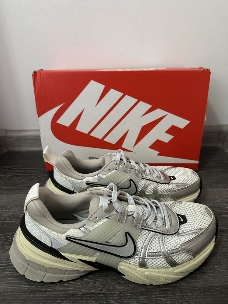 100% Оригинални дамски маратонки Nike V2K