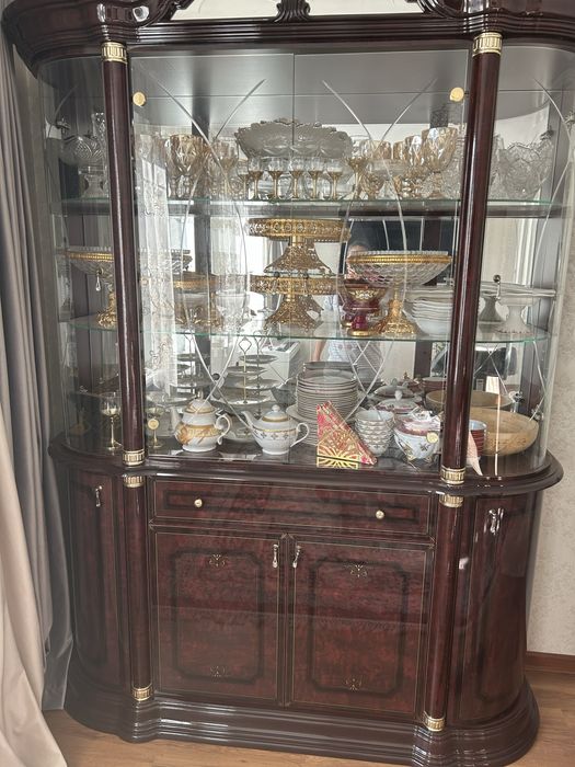 Сервант лакированный