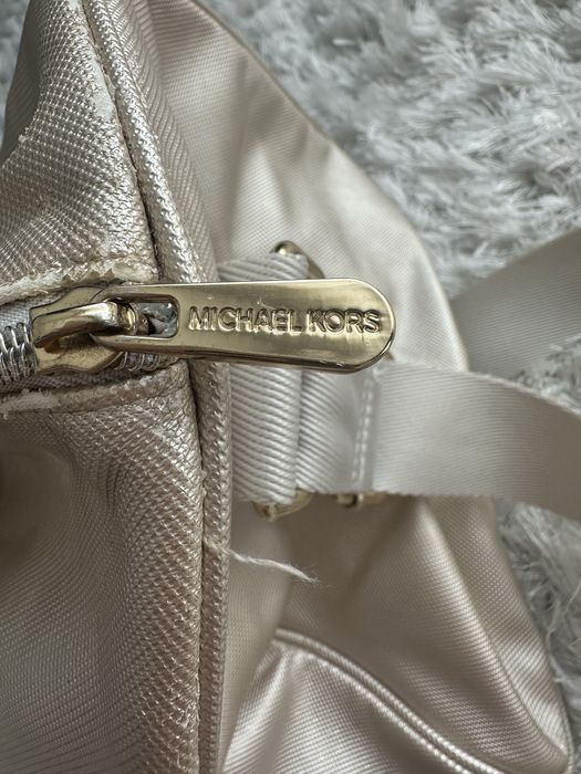 Geanta de voiaj sau sala Michael Kors.