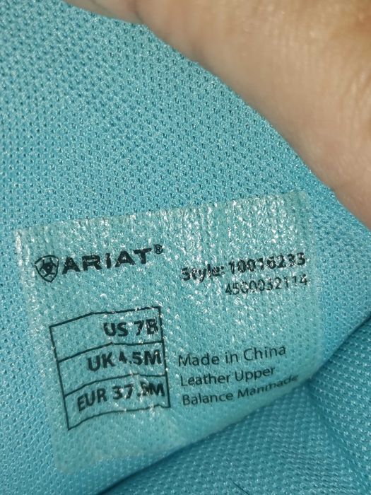 Продаю демисезонную обувь в виде казаков!