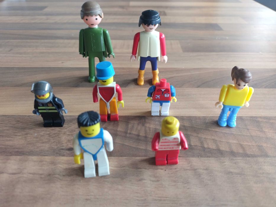 Фигурки човечета, Lego, Playmobil