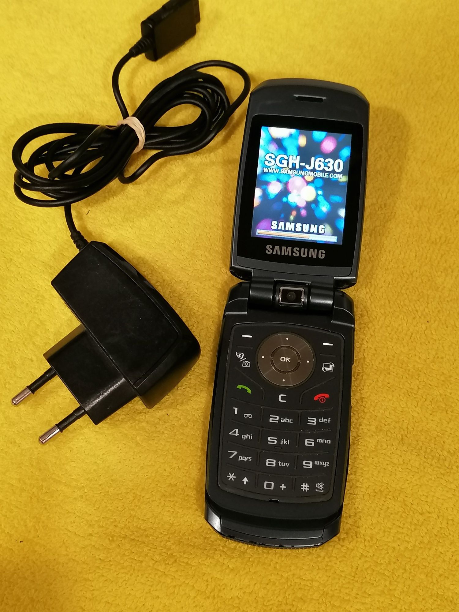 Super telefon cu clapeta SGH-j630 cu incarcator original,  original