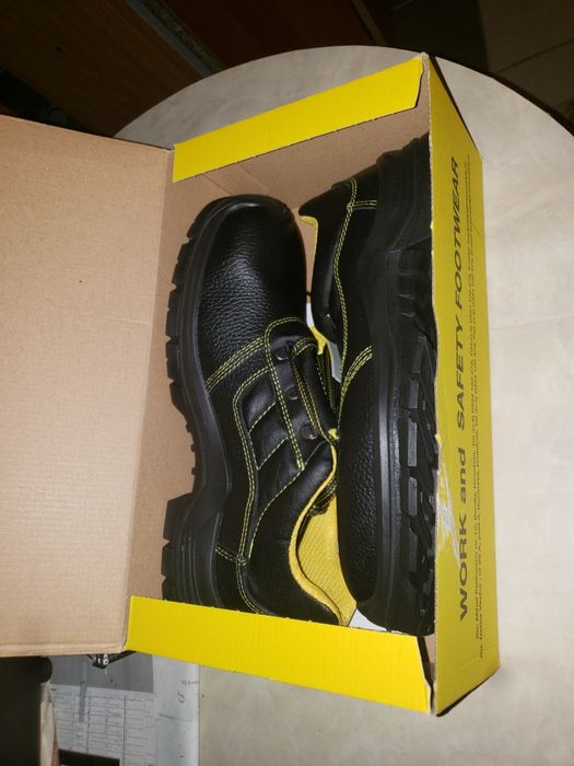 Pantofi de lucru " safety", cu protectie metalica NOI .
