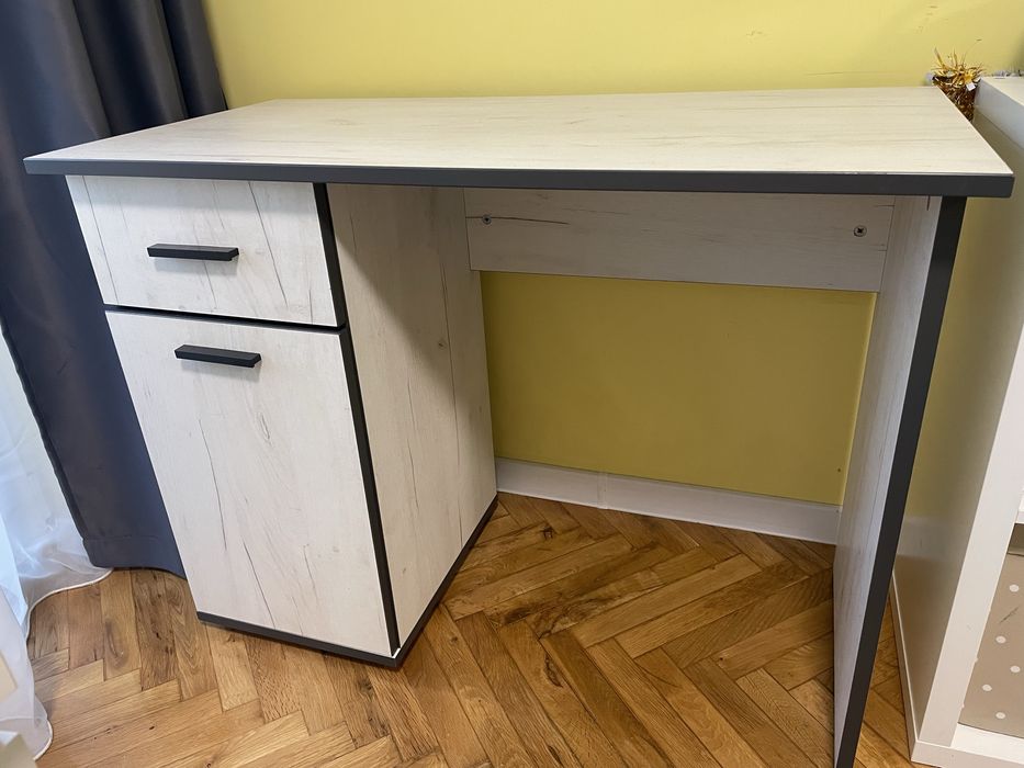 Продавам Ученическо бюро