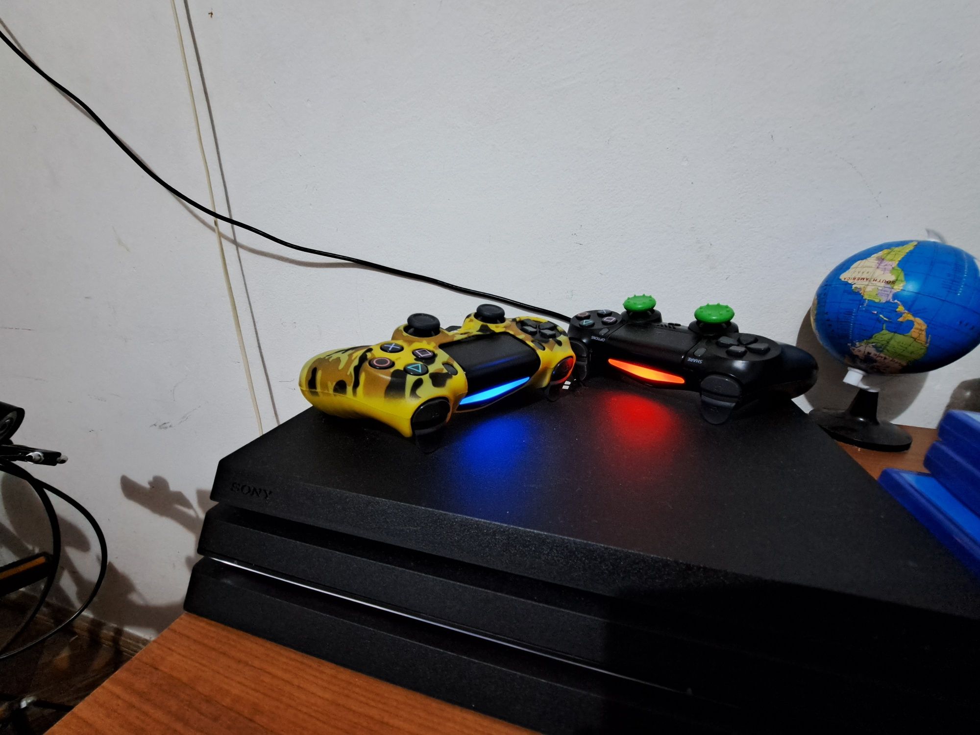 Vând PS4 Pro 1TB