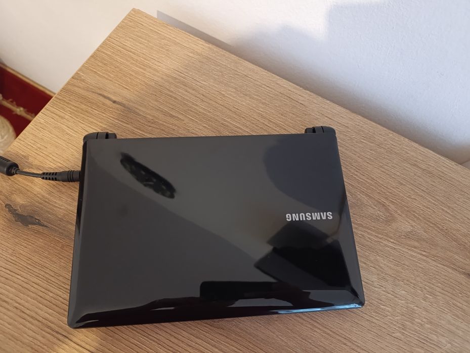 Vând mini laptop Samsung