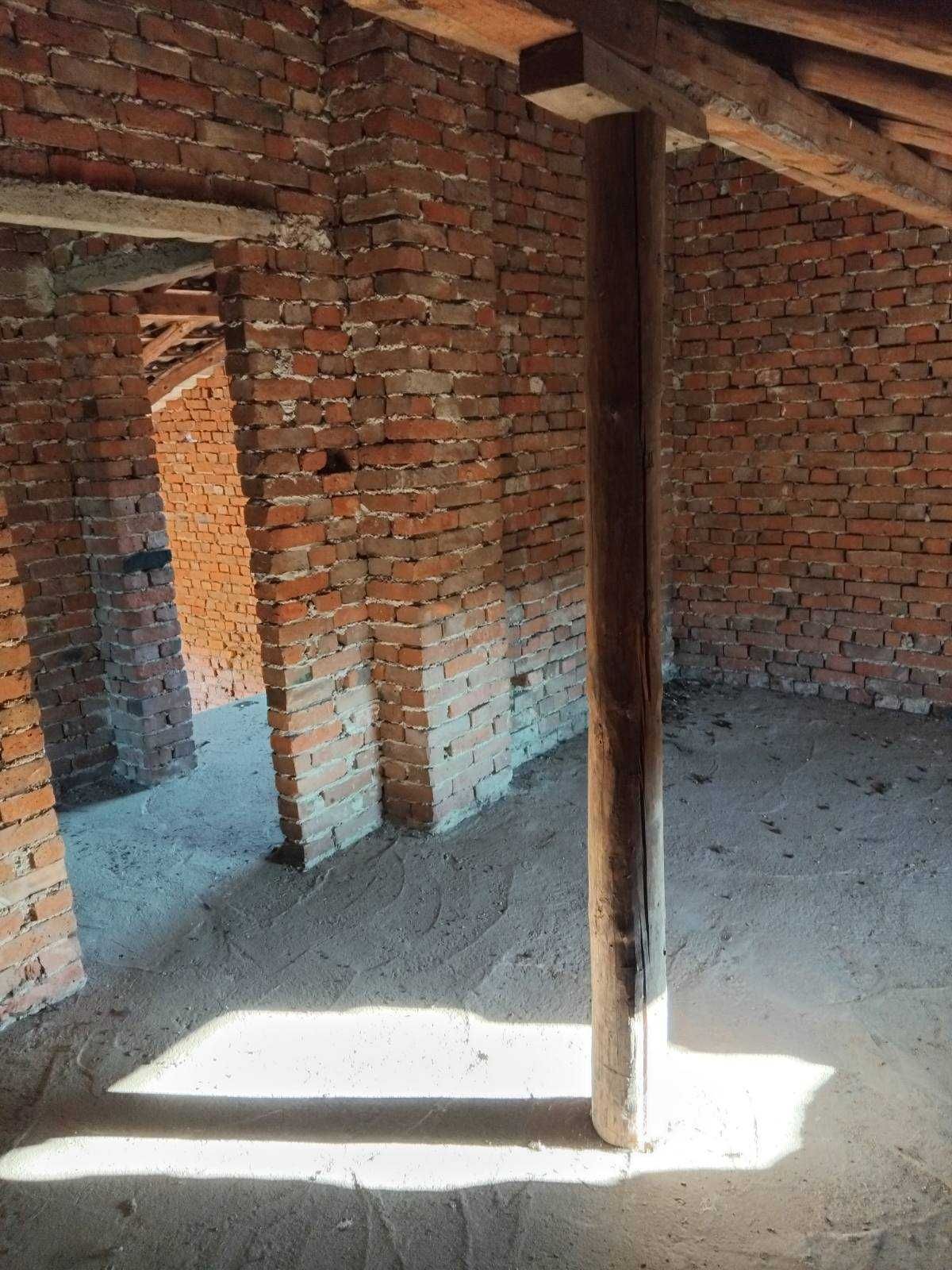 Просторна триетажна къща