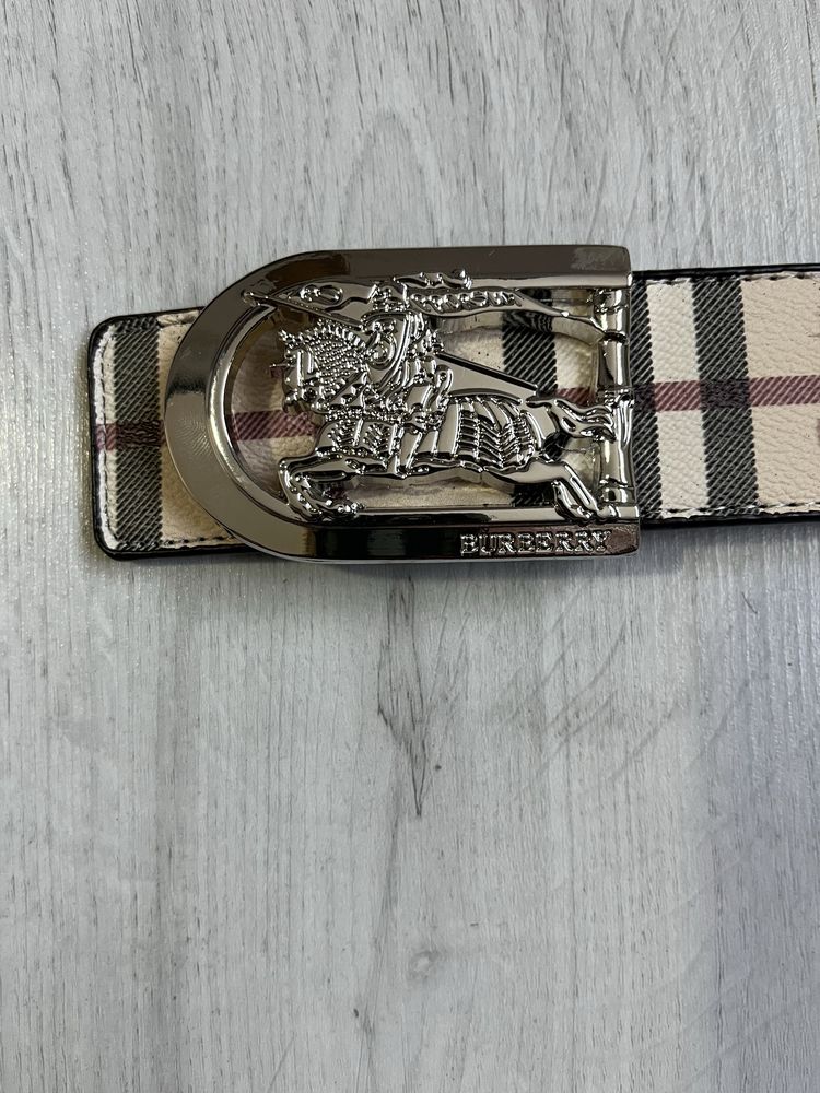 Curea Burberry nou