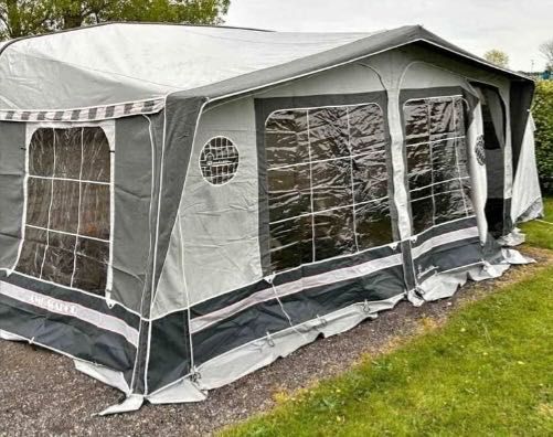 Каравана Sterling Voyager 2000 година