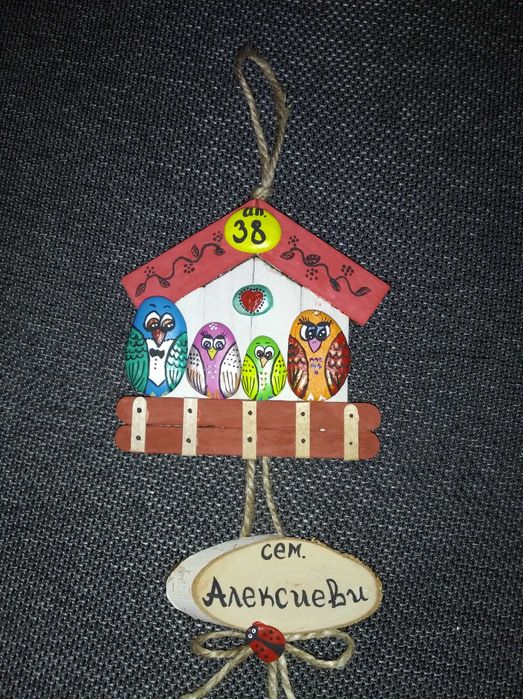 Ръчно рисувани картини, декорация с морски камъчета, пана за учители.