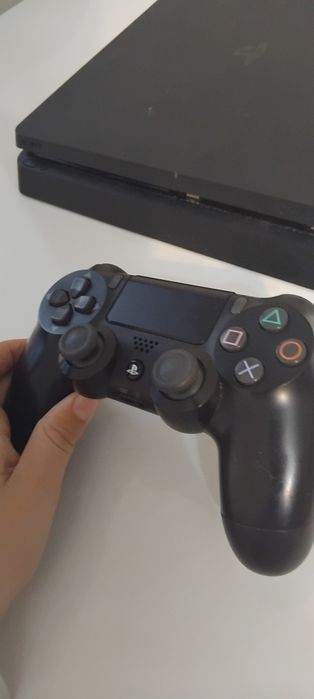 Vând PS4 Sony + controler