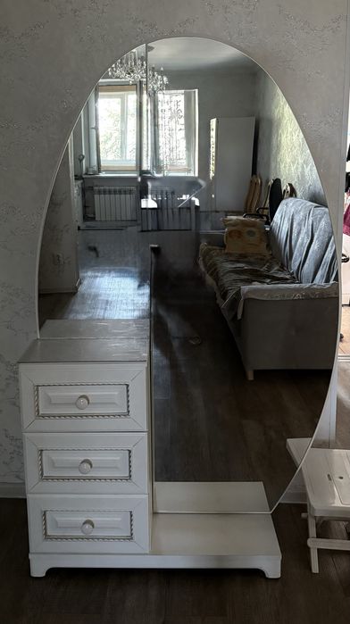 Зеркало трюмо на колесиках