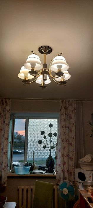 Продам люстру в хорошем состоянии