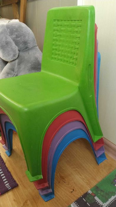 Продам новые детский стульчик стул