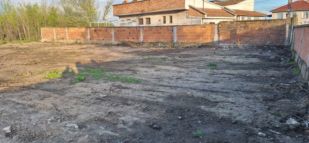 Продава се парцел в регулация 900кв.