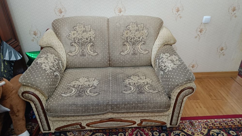 2 дивана, кресло, пуфик, камин и 3 шкафа в гостиную.