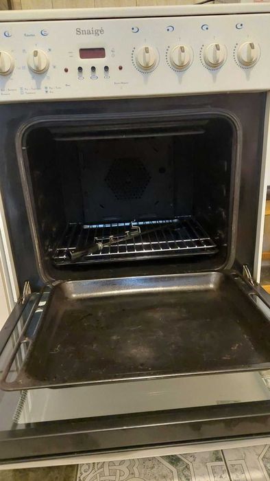 Продавам готварска печка "Снайге" стъклокерамичен плот и грил
