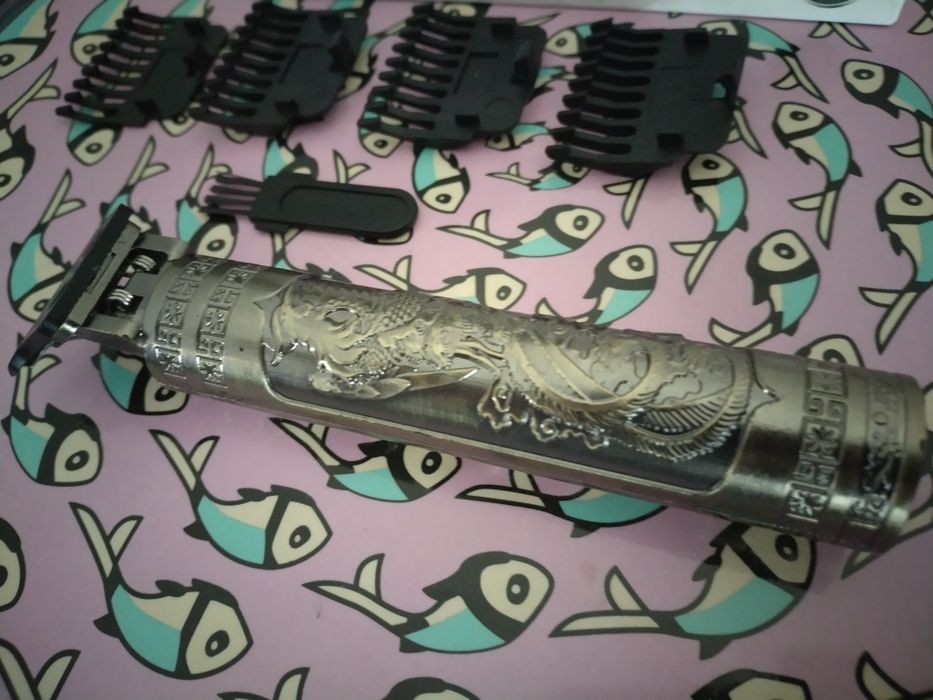 Машинка за подстригване ( тример ) със зарядно устройство