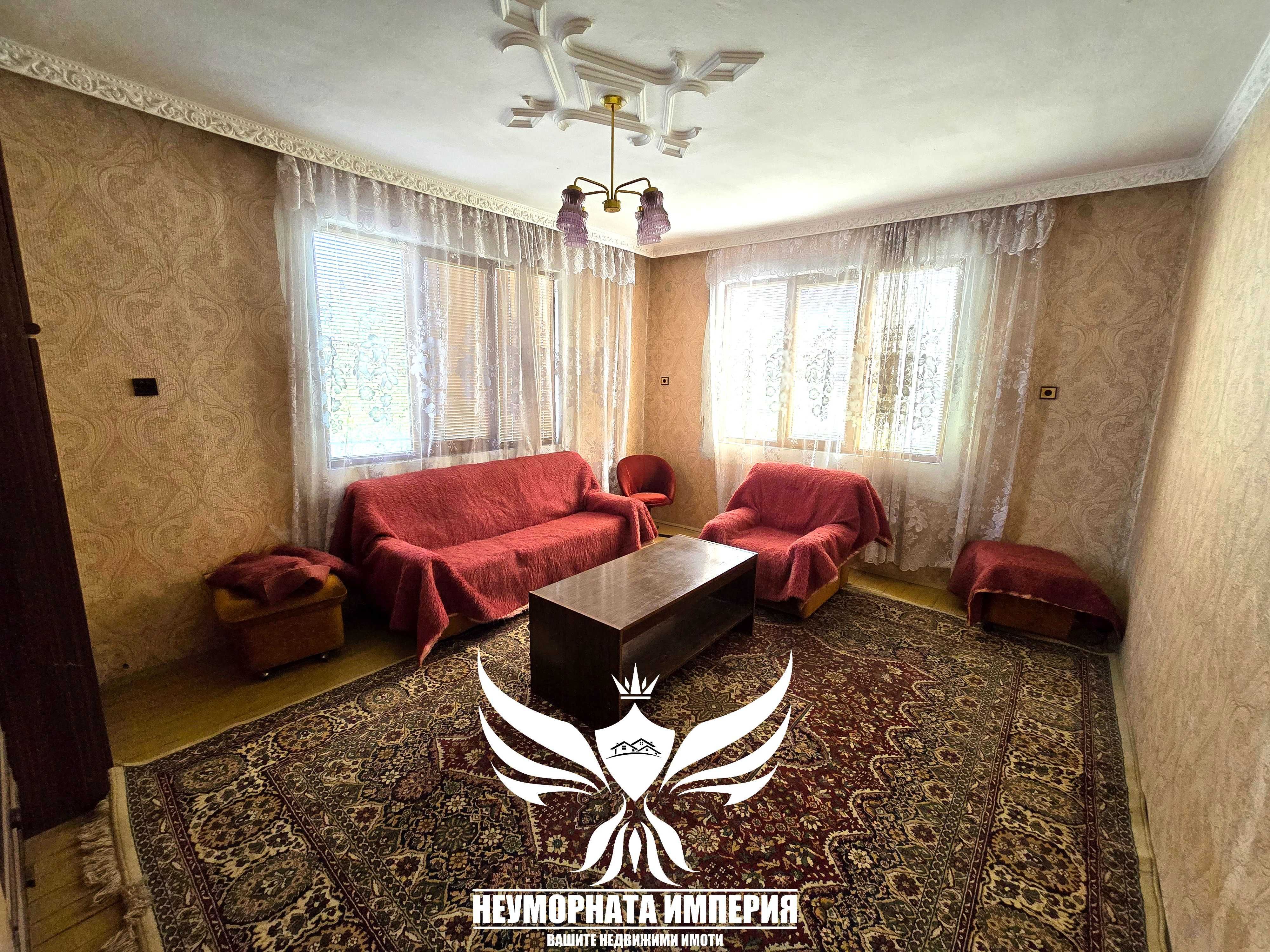 Продавам тристаен с гараж, партерни стаи и 219кв. двор в гр.Асеновград