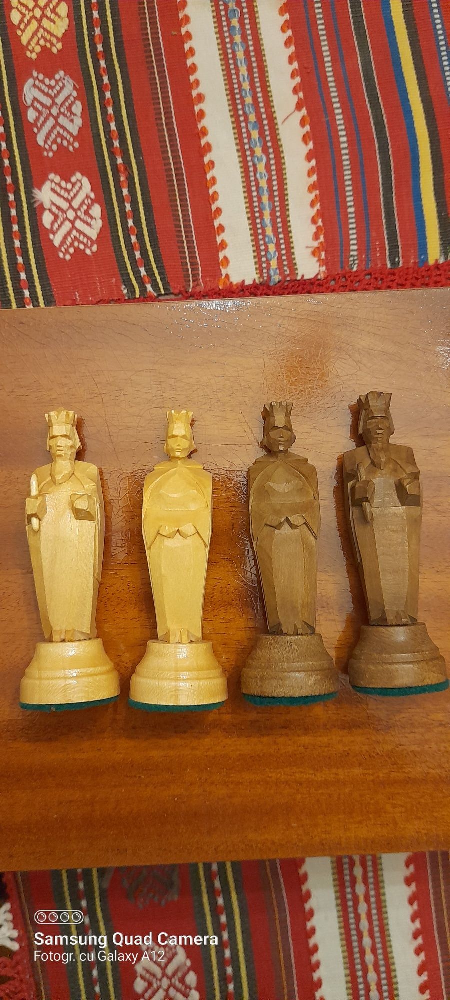 Set complet piese de sah din lemn, sculptate manual
