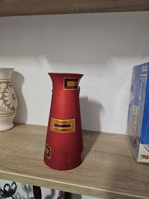 Vaza din ceramica rosie cu dreptunghiuri aurii