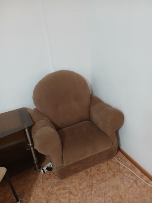 Диван ,стеляный стол  отдам даром