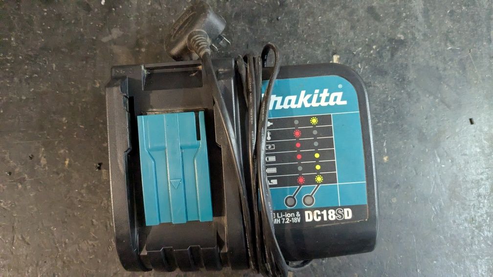 Винтоверт, гайковерт и фенер  Makita