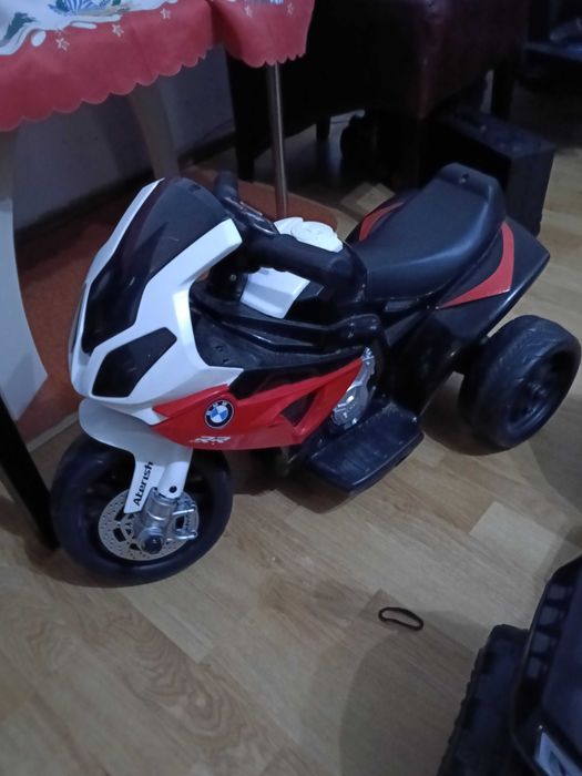 Vând 500 lei ambele cu încărcător cu tot