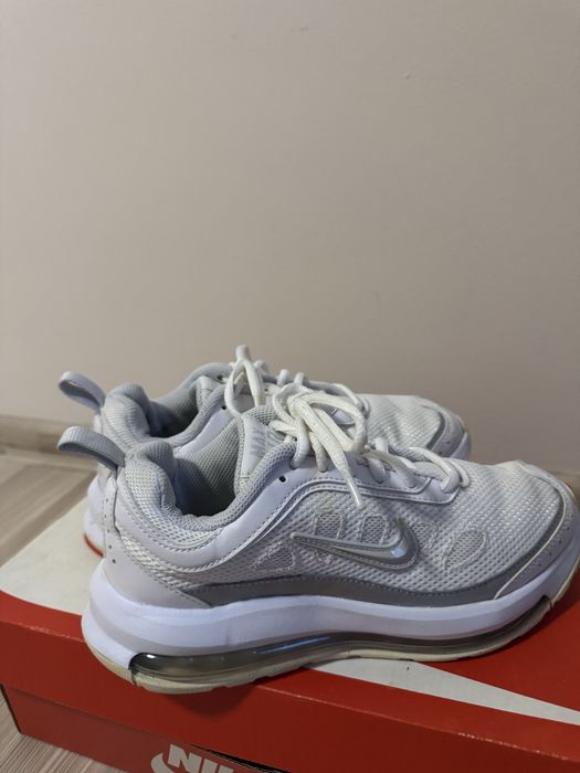 Бели маратонки Nike