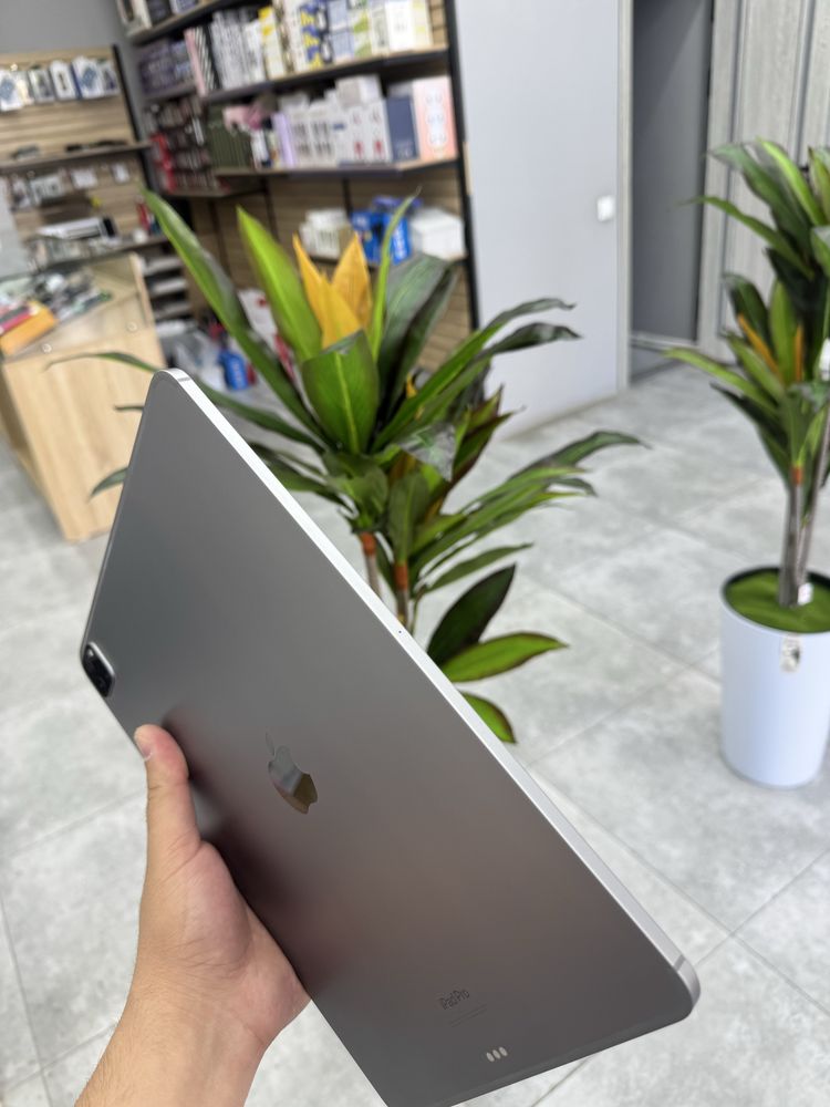 iPad Pro (12,9-Дюймовый)(6-го поколения) + Magic Keyboard