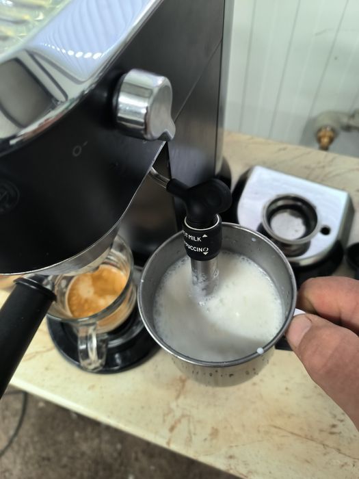Delonghi EC685.BK Dedica