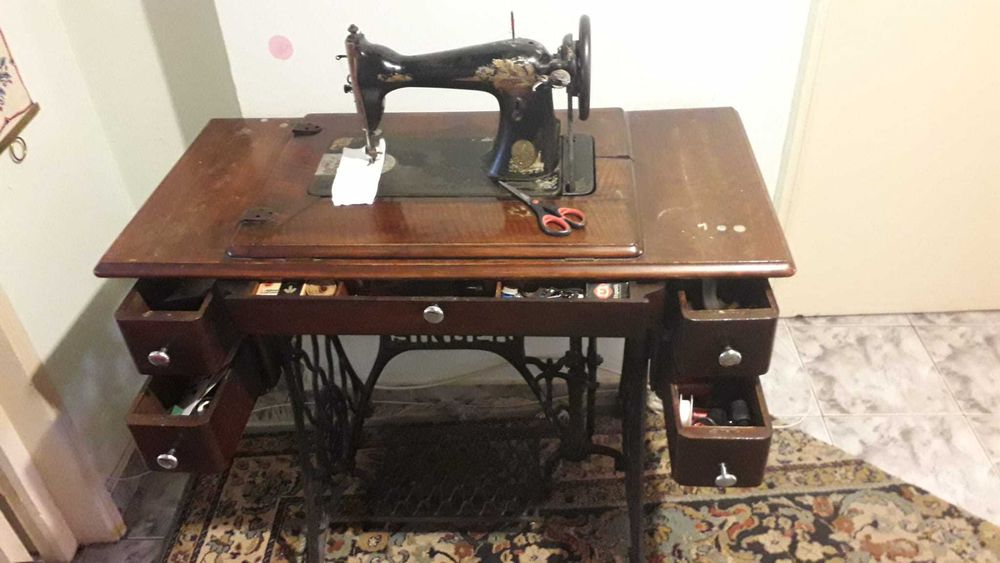 Vând mașină de cusut Singer, vintage, funcțională. Pot trimite video
