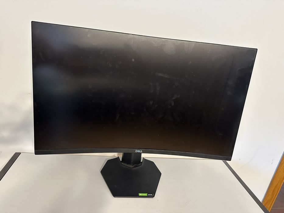 Dell 27″ Curved Gaming Monitor - 144Hz, 1ms, FreeSync / G-SYNC