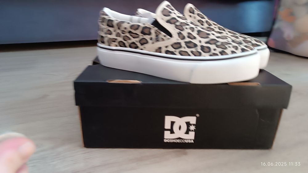 Нови с кутия DC shoes slip on