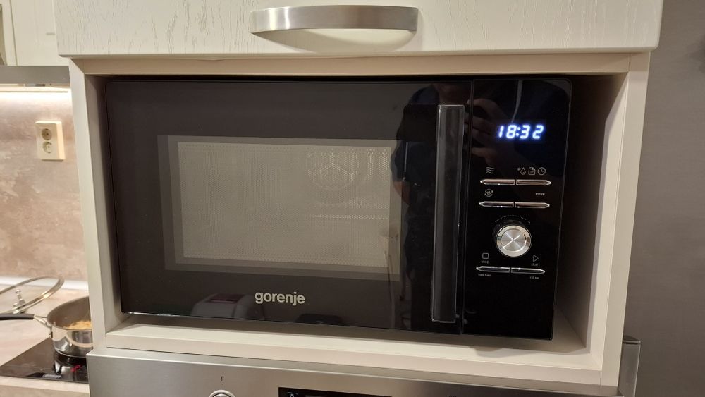Микровълнова фурна  Gorenje MO28A5BH
900 w, 28 литра, грил, автоматичн