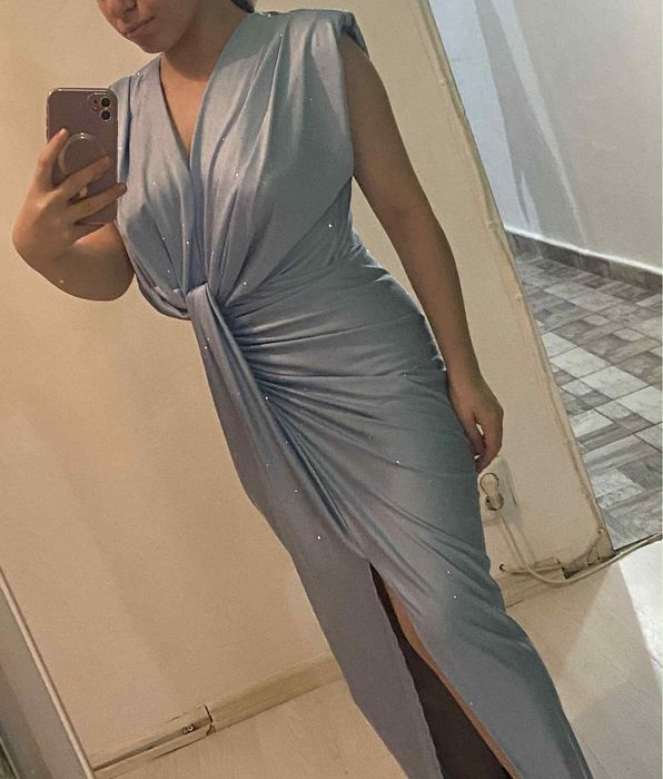 Vand rochita de seara albastra plina de pietricele