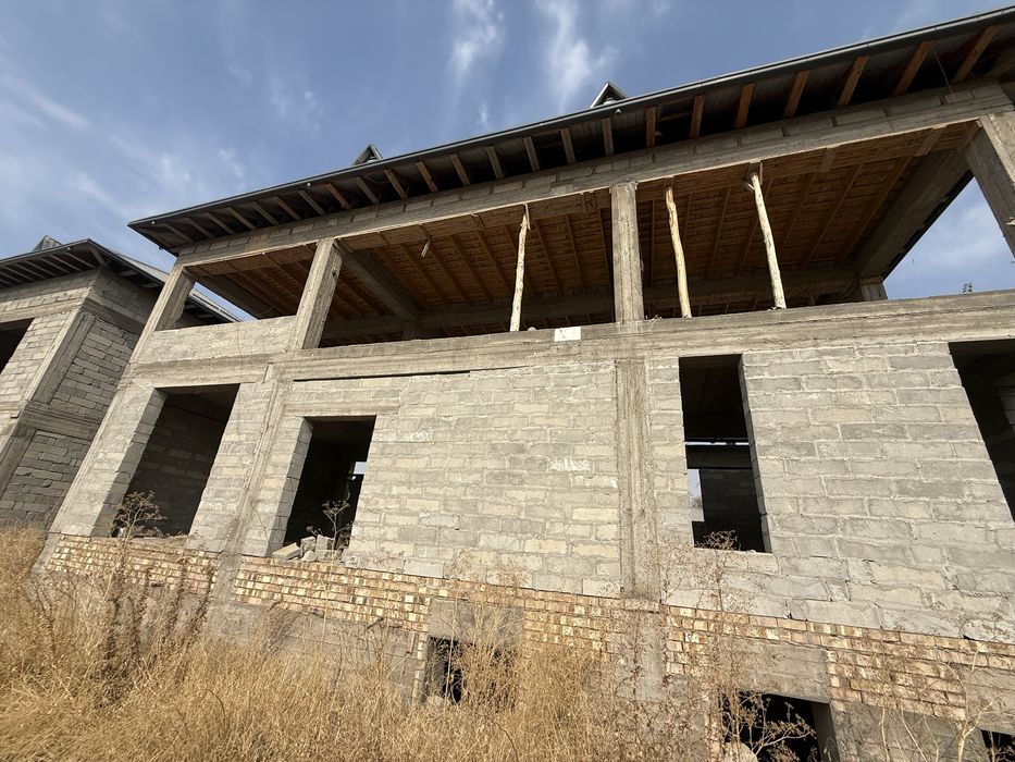 Srochna hovli sotiladi