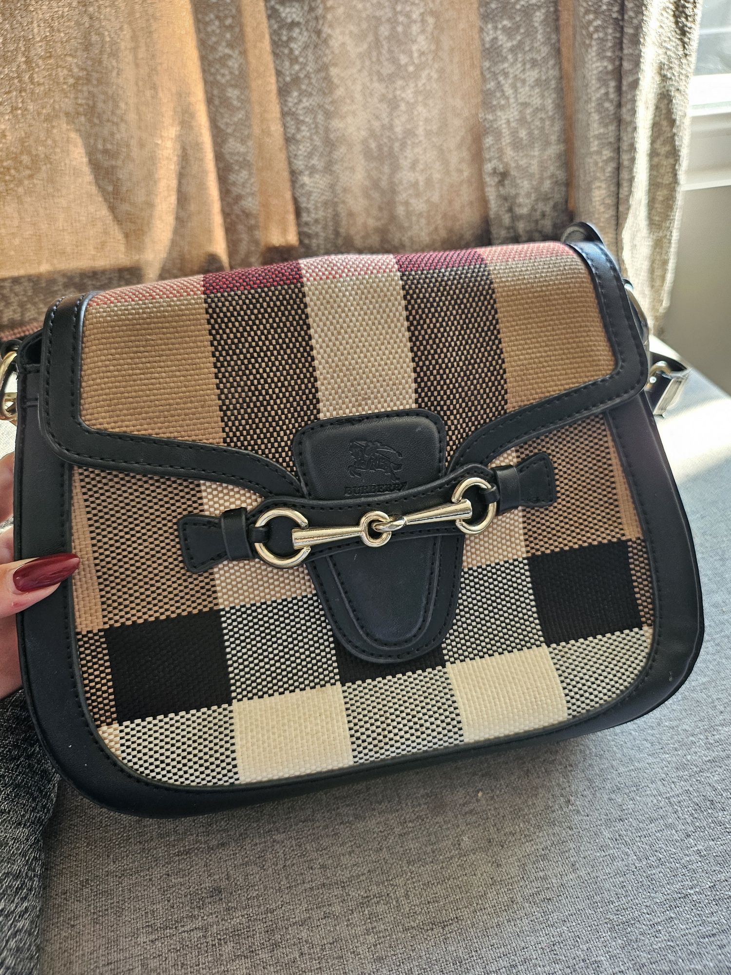 Чанти до 350лв (Valentino; Burberry)