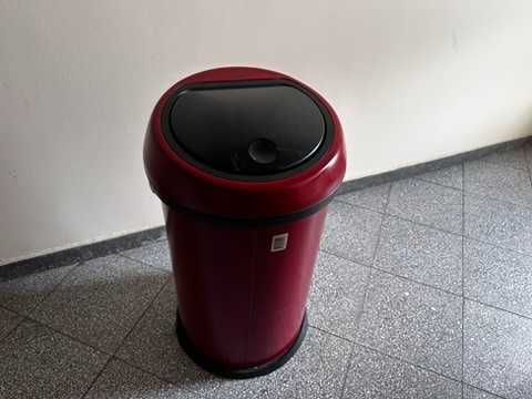 Кош за смет Brabantia Touch – 60L, Passion Red –  – 150 лв.