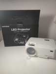 Proiector LED, ideal pentru home cinema și divertisment video. 
M