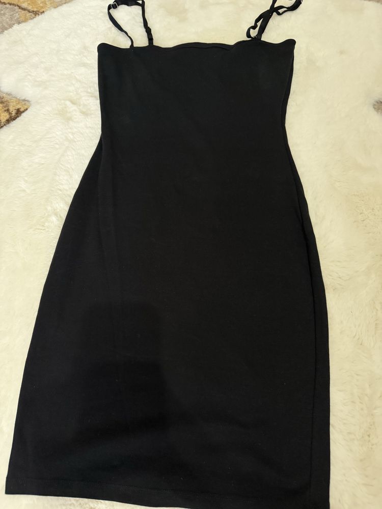 Къси роклички от Zara и от H&M.
