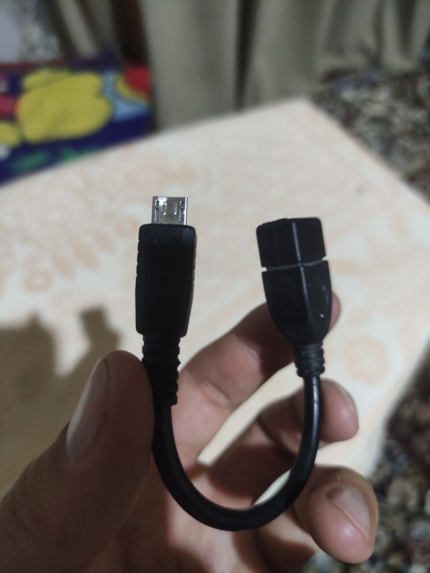 Kabel fleshkani telefonga ulash uchun oddiy tushadi